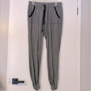 Women’s Black and White Pattern Scrunch Bottom Pants Size Medium